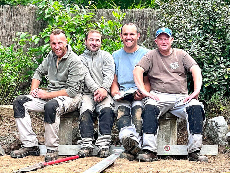 Une équipe de travailleurs de la Ferme Nos Pilifs effectuant des tâches de jardinage respectueuses de l'environnement