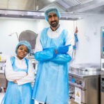 Des travailleurs d'une Entreprise de Travail Adapté (ETA) préparant des produits alimentaires