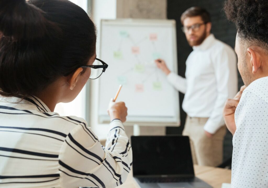 Des professionnels du coaching et de la stratégie d'entreprise en réunion