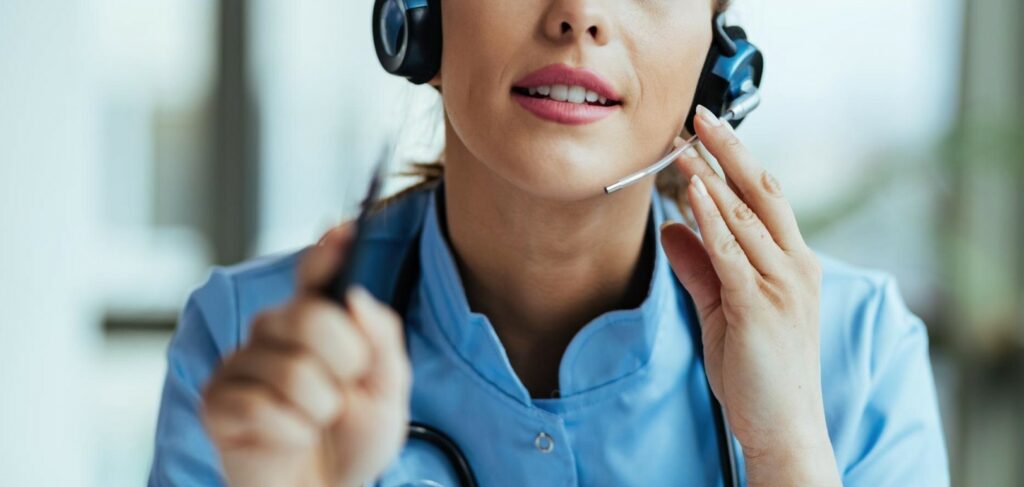 Homme parlant au téléphone dans un bureau de helpdesk