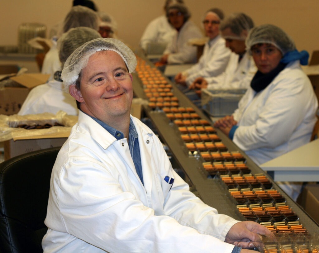 Personne avec trisomie 21 en milieu de travail adapté