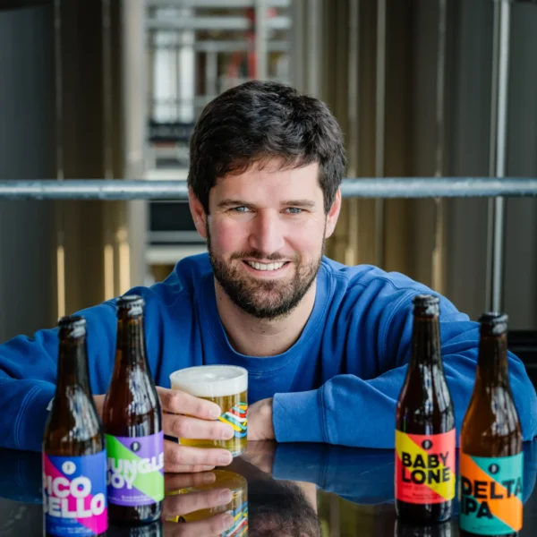 Olivier de Brauwere, co-fondateur du Brussels Beer Project, tenant une bière artisanale