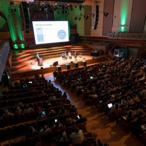 Un groupe de participants enthousiastes à l'événement Coopday 2025 organisé par FEBRAP et Febecoop à Flagey, Ixelles, visant à discuter et à échanger des idées sur le modèle coopératif